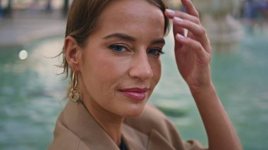 Şık bir bayan çeşmeye yakından bakıyor. Çekici bir kadın, akşam parkında yalnız poz vererek saç ayarlıyor. Kendine güvenen göz alıcı kız öğrenci hafta sonunun tadını çıkarıyor. Kadın güzellik konsepti