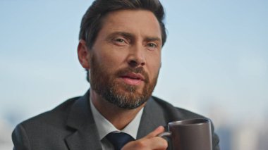 Gülümseyen işçi masada dinlenirken kahve içiyor. Yakından çekilen adam sabahları bilgisayarını daktilo ediyor. Mutlu sakin yönetici molada içeceğini yudumluyor. Orta yaşlı işadamı bilgisayara göz atıyor