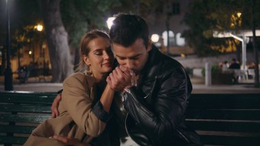 Romantik bir adam sokakta el öpüyor ve eğleniyor. Güzel çift gözlerini kapatıyor ve akşam parkında dinleniyor. Geceleri birlikte rüya gören sevimli, mutlu bir aile. Amorous eşler açık havada sarılıyorlar..