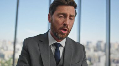 Sinirli adam cep telefonunun kapanması için bağırıyor. Başarısızlık üzerine iş ortağı tartışması yapan çılgın duygusal yönetici cep telefonu konuşması. Hüsrana uğramış iş adamı, iflas sorunu düşünüyor. 