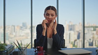 Masa başı masaj yapan stresli bir çalışan. Yorgun bir yönetici. Panoramik ofiste acı verici bir baş ağrısı çekiyor. Güzel işçi patron mesaiden sonra tapınak temizliği yapıyor..