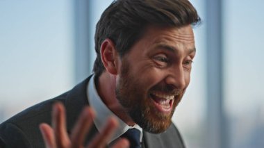 Yakın plan mutlu iş adamı zaferi kutlarken sanal konferansta konuşuyor. Mutlu orta yaşlı patron koçu web sitesinde takımını cesaretlendiriyor. İş başarısını tartışan neşeli sakallı adam ofiste sonuç veriyor.