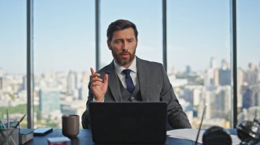 Başarılı bir avukat, cam ofisindeki video görüşmesiyle çevrimiçi iletişim kuruyor. Kendine güvenen sakallı yönetici iş arkadaşlarıyla uzaktan konuşuyor. Olgun iş adamı dizüstü bilgisayarda çalışıyor