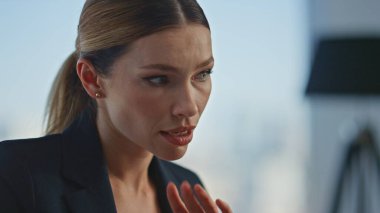 Ofiste yakın çekim yöneticisi konuşuyor. Başarılı zengin iş kadını CEO internet konferansında finansal sonuçları tartışıyor. Uzaktan danışmanlık konusunda kendine güvenen profesyonel bir yönetici..