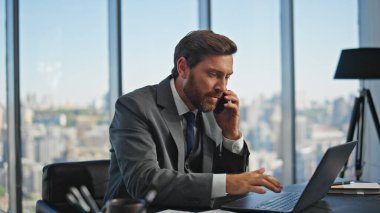 Sinirli patron masadan cep telefonunu arıyor. Sinirli yönetici panoramik şehir manzarasında başarısız sonuçları tartışırken bilgisayarla meşgul. Stresli mutsuz adam ofiste cep telefonu konuşmasını bitiriyor.