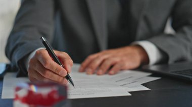 Yönetici, kalem kapanışıyla rapor yazıyor. Masadaki mali belgeleri incelemekle meşgul bir işçi. Bilinmeyen işadamı patronu dizüstü bilgisayarı kontrol ediyor. Şirket çalışanı.