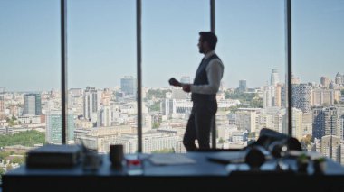Şirket yöneticisi ofiste karar vermeyi düşünüyor. Dalgın lider cam işyerine top fırlatan panoramik bir pencere gibi görünüyor. Orta yaşlı yönetici yalnız rüya görüyor. Sakin siluet keyfine bakıyor
