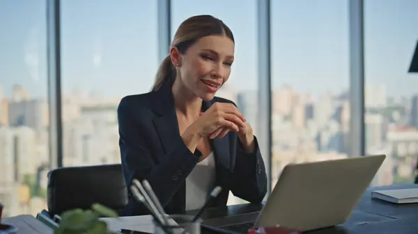 Selvsikker Forretningskvinne Som Snakker Laptop Videoanrop Moderne Panoramokontor Elegant Kvinnelig – stockfoto