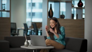 Kapanış, Şef 'in ofis binasını merak etmesine şaşırdı. Mutluluktan havalara uçan bir kadın, video sohbeti yapmanın verdiği heyecanı dile getiriyor. Zaferi kutlayan çok mutlu menajer, mutlu haberlerin tadını çıkar. Zafer konsepti 