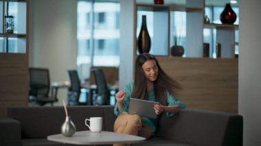Ofiste elinde tabletle neşe içinde dans eden bir CEO. Heyecanlı kadın kontrat zaferinin tadını çıkarıyor. Neşeli iş kadını yeni proje başarısını kutluyor. Mutlu Cuma çalışanları ruh hali konsepti