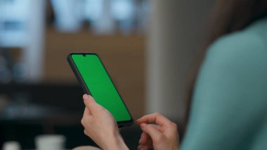 Ofisteki kullanıcı krom tuşlu akıllı telefonu kapatıyor. Modern çalışma alanında kadın el ele tutuşma şablonu cihazı. Yeşil ekran cep telefonu kullanan tanınmamış zarif bir iş kadını. Lüks Sörf Yöneticisi Ağı