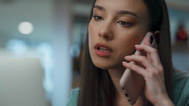 Yetkili yönetici kanepe kapanışında telefonla konuşuyor. Zarif lider tek başına iş arkadaşına ayrıntıları açıklıyor. Ofisteki iş ortağıyla akıllı telefon görüşmesi yapmakla meşgul bir iş kadını.