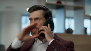 Sinirli yönetmen, yakın planda akıllı telefonu çekiştiriyor. Stresli adam cep telefonuyla konuşuyor. Lüks iş yerindeki agresif profesyonel arama. Ortağımla kızgın çalışan anlaşmazlığı 