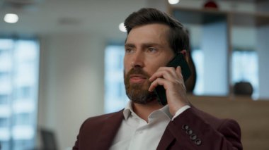 Gergin yöneticinin ofis kapanışında reddetme fikri. Sinirli insan yükseltilmiş ses tonuyla mobil cihazdan bahsediyor. Kızgın adam telefon eder ve iş ortağıyla anlaşamaz. Direktör konuşuyor. 