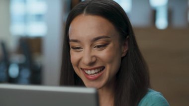 Muhabbet şefi yakın planda bilgisayar harcamak için ara verdi. Ofiste tablet kullanan mutlu bir iş kadını. Neşeli CEO 'nun ruh hali yerinde. Doğal güzellik bayanı çok mutlu hissediyor. 