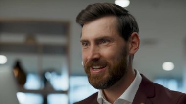 İş yerindeki aşırı neşeli çalışanın el sallaması. İnternetteki bilgisayar görüntülü sohbette el kol hareketi yapan arkadaş canlısı bir adam. Resmi patron, modern kabinedeki ortağına merhaba diyor.