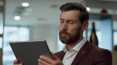 Ofis videosunda omuz silken üzgün adam. Hayal kırıklığına uğramış lider, tablet hakkında konuşuyor. Proje sonucu hakkında belirsizlik hissediyor. Çevrimiçi çağrı sağlayan çözüm bulma konusunda kararsızlık yaşayan Ceo