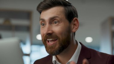 Lobide sevinçten havalara uçan bir yönetici var. Laptop ekranının lüks işyerinde zafer kazanmasını izleyen heyecanlı bir çalışan. Ofiste başarıyı kutlayan mutlu girişimci. İş adamı başarıyor 
