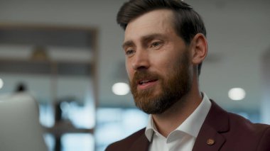 Kabinede yakın planda iş ortakları var. Gülümseyen iş adamı görüntülü konuşma konferansı. Ofiste online toplantı yapan mutlu girişimciler. Modern şirket teknolojisi