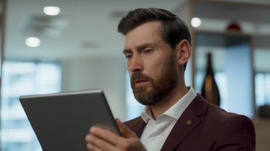 Yorgun şef lobide video görüşmesini bitiriyor. Üzgün iş adamı tek başına çözüm arıyor. Toplantıdan sonra profesyonel olarak veda etme endişesi. Girişimci proje başarısız oldu