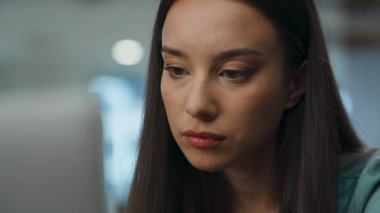 Modern ofiste bilgisayar kullanan Asyalı bir kadın. Tek başına klavye yazan güzel bir iş kadını. Proje yöneticisi, lüks işyerindeki belgeleri düzenliyor. Şirket yaşam tarzı kavramı 