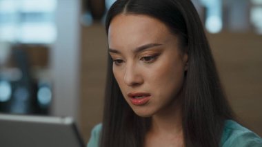 Kızgın yönetici gergin bir şekilde yalnız başına kayıyor. Lüks ofiste sorunları çözen endişeli bir kadın. Stresli iş kadını, açık uzay salonundaki meslektaşlarına kızgın. İş krizi kavramı