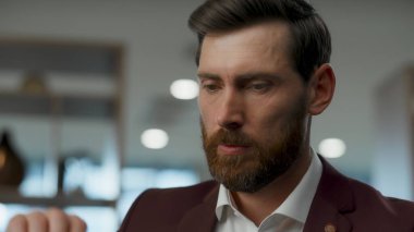 Yorgun direktör halka açık bir iş yerinde bilgisayarı açıyor. Yorgun iş adamı işine odaklanmış bir suratla geri dön. Sinirli girişimci açık alanda bilgisayarda çalışmaya başladı. Şirket yaşam tarzı kavramı 