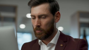 İşyerinde çevrimiçi daktilo yazan girişimci. Ofiste ciddi bir profesyonel izleme ekranı var. Düşünceli iş adamı tek başına iş meselelerini düşünüyor. Düşünceli proje yöneticisi çalışıyor