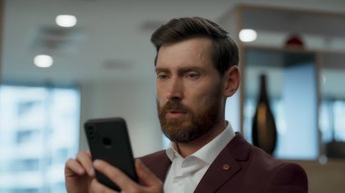 Stresli iş adamı, yakın planda son çağrı. Kızgın proje yöneticisi, olumsuz akıllı telefon konuşmasını kendi kabinesinde bitir. Lüks ofislerde CEO 'nun duygusal tepkisinden yoruldum. Kriz kavramı