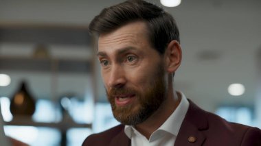 Agresif itfaiye şefi laptopa yakın çekim sağlıyor. Öfkeli işadamı ofiste duygusal jestler yapıyor. Mad ceo kablosuz bilgisayar sohbetinde astıyla aynı fikirde değil. Sorun kavramı