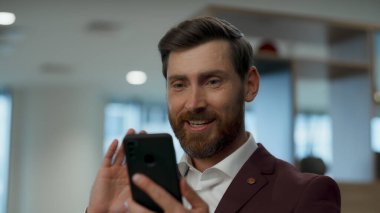 Ofis binasında yakın çekim coşkulu ceo zaferi. Tatmin olmuş iş adamı başarının heyecanını dile getiriyor. Zaferi kutlayan çok mutlu menajer video araması haberlerinin tadını çıkar. Başarı konsepti 