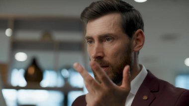 Enerji müdürü yakın çekimde parmaklarını sayıyor. Ofis çalışanı ciddi bir yüz ifadesiyle görüntülü arıyor. Duygusal öğretmen online toplantıda bilgiyi açıklıyor. İş adamı projeyi tartışıyor