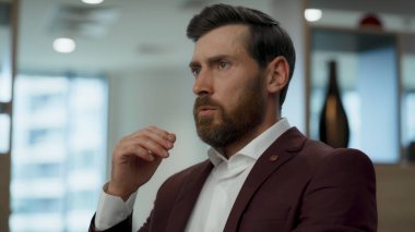 Sinirli girişimci lobinin iç kısımlarına tablet bıraktı. Stresli proje yöneticisi tek başına sakinleşmeye çalışıyor. Kızgın yönetmen yumuşak koltukta oturuyor. Kızgın CEO 'nun beyin fırtınası fikirleri çözüm arıyor.