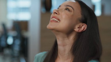 Hevesli CEO lobide kendini mutlu hissediyor. Tatmin olmuş lider kadın yeni başarının başarısını kutluyor. Akıllı yönetmen iyi haberler okuyarak terfi alıyor. Gülümseyen birini görmek güzel.