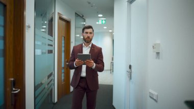 Tablet bilgisayar ofisi kullanan odaklanmış bir iş adamı. Yakın plan akıllı profesyonel danışman çalışma yeri. Başarılı girişimci, güler yüzlü meslektaşı koridorda karşılıyor. İletişim konsepti 