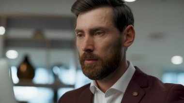 Hayal kırıklığına uğramış patron ofiste kafa sallıyor. Sinir yöneticisi laptopta çalışırken sorunları çözüyor. Endişeli çalışan üzgün bir şekilde ekrana bakıyor. Projeyi düşünen üzgün bir adam. Kriz kavramı