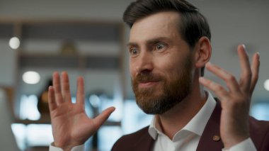 Ofis binasında coşkulu bir iş adamı duygusal jestler yapıyor. Başarı sevincini ifade eden çekici bir başlangıç CEO 'su. Başarılı patron zaferi kutlamayı konuşuyor. Zafer konsepti 