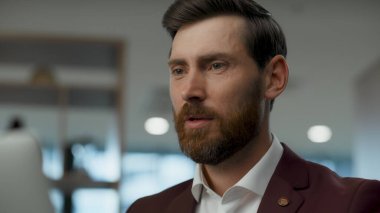 İş yerindeki aşırı neşeli adam videosundan arıyor. Bilgisayarda görüntülü konuşma yapan mutlu çalışanlar. Resmi kıyafet patronu modern dolapta bilgisayar kamerasına el sallıyor.