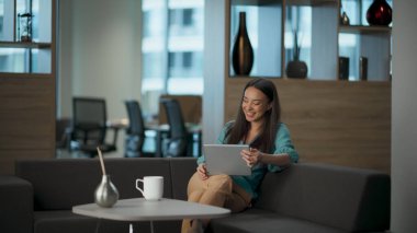 Heyecanlı yönetici ofiste iyi haberler alıyor. Genç bayan profesyonel dinlenme odasında eğlenceli videolardan hoşlanıyor. İnternette internette internette sörf yapan gülen kız. Bilgisayar kullanan Ceo ara verdi 