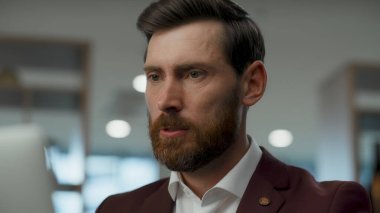 Ofiste bilgisayar başında çalışan kızgın bir iş adamı. Sinirli bir çalışan e-posta koltuğu okuyor. Kötü sonuçlar aldığı için kızgın CEO kendini agresif hissediyor. Sinirli uzman finansal istatistikleri öğreniyor