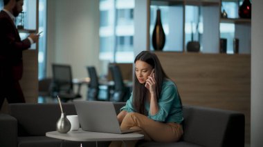 Lobide akıllı telefondan konuşan hayal kırıklığına uğramış bir çalışan. Gergin iş kadını sorunları tek başına çözüyor. Endişeli yönetici üzgün bir şekilde dizüstü bilgisayar izliyor. Yönetim kurulu başkanı proje başarısızlığını düşünüyor.