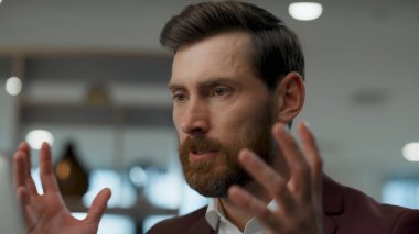 Kapalı mekanda bilgisayar izleyen agresif bir adam. Ofiste çalışan kızgın bir insan beklenmedik haberler alıyor. Sakallı iş adamı duygusal olarak el kol hareketi yapıyor ve öfkeli hissediyor. İş sorunları kavramı 