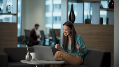 Coşkulu işçi dans bürosu kapanışı. Heyecanlı kadın modern lobide zafer projesinin tadını çıkarıyor. Mutlu çalışan harika ruh hali. Neşeli iş kadını başarıyı ya da kariyer terfisini kutluyor