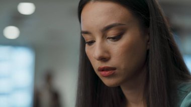 Ofiste e-posta okuyan ciddi bir şef. Odaklanmış kadın dikkatli bir yüz ifadesiyle iş sonuçlarını kontrol ediyor. Sakin girişimci açık alandaki sorunları çözmekle meşgul.