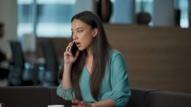 Stresli girişimci, çalışma odasının kapanış konuşmasını bitiriyor. Yönetici koltukta otururken iş problemleri yaşadığını düşünüyor. Ciddi bir iş kadını. Kariyer sorunları üzerine kafa yoruyor. Proje krizi konsepti 