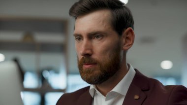 Modern ofisteki stresli girişimci bilgisayarı kapattı. Öfkeli iş adamı beklenmedik bir bilgisayar hatasından sonra sinirleniyor. Endişeli adam sadece bilgi ya da kötü amaçlı yazılım uygulamalarını kaybeder. İş krizi kavramı