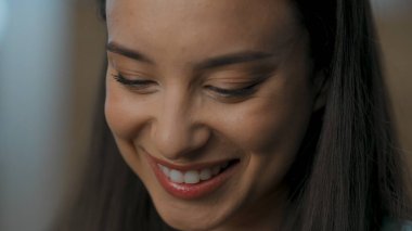 Rahatlamış bayan kahkaha salonu yakınlaşması. Gülümseyen iş kadını rahat koltuğunda oturarak eğleniyor. Ofiste komik mesajlar alan heyecanlı bir girişimci. Mutlu kadın yüz ifadesi kavramı