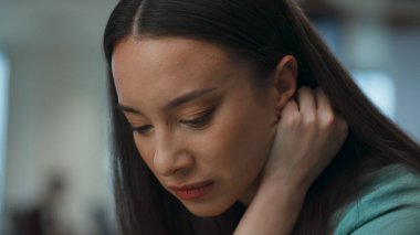 Depresyondaki yönetmen yakın planda tek başına acı çekiyor. Stresli iş kadını başarısız bir projeden sonra kovuldu. Evlilik kariyeri sorunlarını düşünen üzgün bir insan. Kederli yönetici kendini çaresiz hissediyor