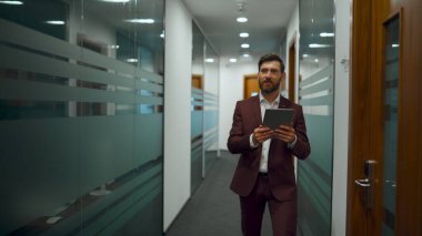 Kafkas çalışanı tablet modern koridorda çalışıyor. Salondaki bloknotu akıllı bir yönetici kullanıyor. Olumlu erkek arkadaş canlısı bayan meslektaşım. Neşeli CEO 'nun selamı var. Şirket iletişimi 