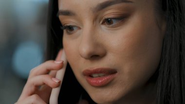 Stresli kız, modern iş portresi karşısında şok olmuş hissediyor. Üzgün kadın cep telefonunda yalnız başına kötü haberleri tartışıyor. Güzel bir kadın telefonda konuşurken umutsuz bir yüz ifadesiyle tepki veriyor. 